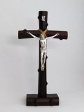ウォールナット製台付十字架（像付）23cm