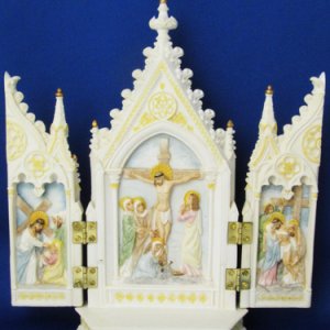 画像: レジン製卓上飾り十字架三場面（Crucifixion Triptych)